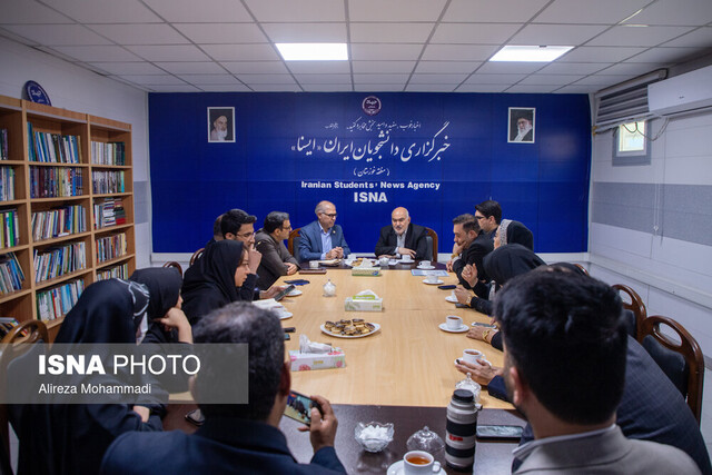 برنامه گسترش دامنه ارتباط با دانشگاه برای حل چالشهای استان/آموزش استادشاگردی را دنبال کنیم