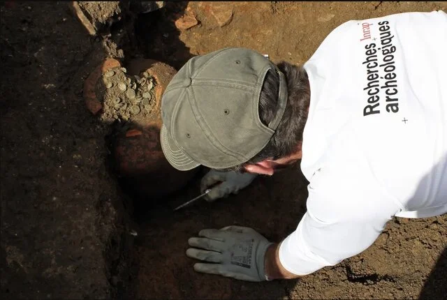 کشف قلکهای ۱۸۰۰ساله مملو از سکه