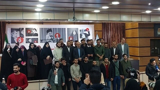 از ما انتقاد کنید، فریادهای شما غنیمت است!