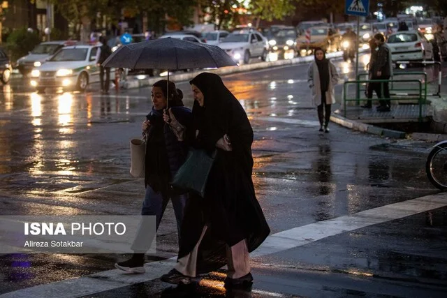 لغزندگی معابر تهران پس از بارش باران و عدم دید کافی/ رانندگان با احتیاط برانند