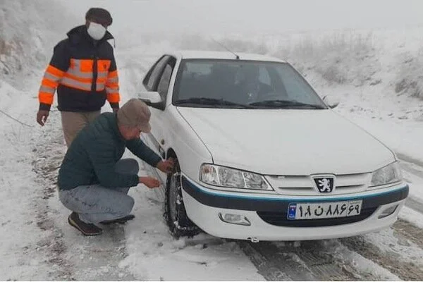 بارش برف سنگین در چهارمحال و بختیاری؛ استفاده از زنجیرچرخ در محورها اجباری شد!