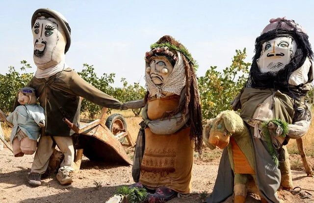 مادری در اردکان که فرزندان عروسکی دارد