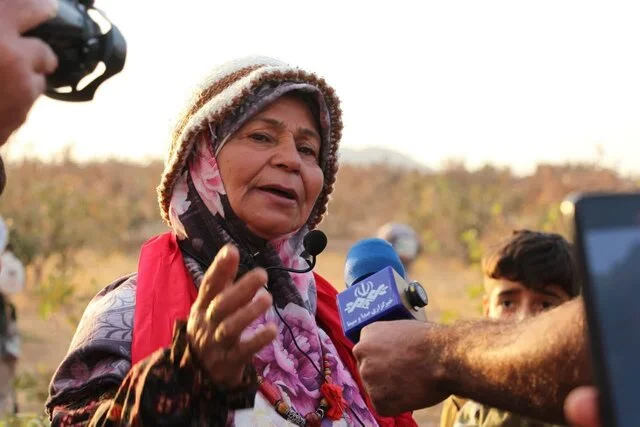 مادری در اردکان که با فرزندان عروسکی‌اش قصه‌ای از صبر و عشق می‌سازد