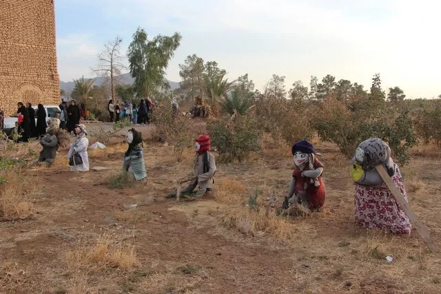 مادری در اردکان که فرزندان عروسکی دارد