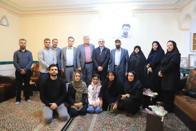 مسئولان خبرگزاری ایسنا با خانواده شهید عمرانی دیدار کردند