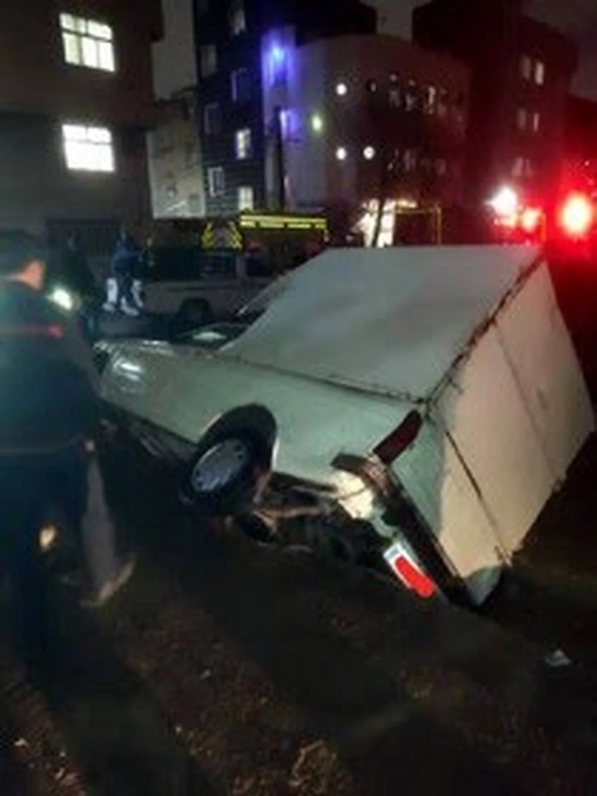 فرونشست ناگهانی زمین در شهرک ولیعصر تهران؛ خودروها در خطر اما بدون تلفات!