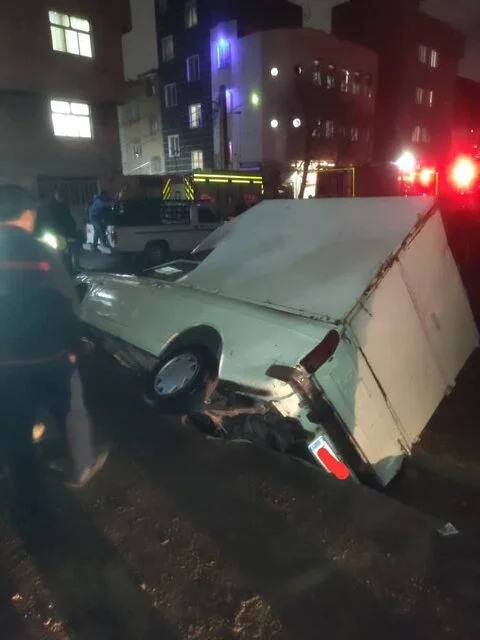 فرونشست ناگهانی زمین در شهرک ولیعصر؛ سه خودرو گرفتار شدند اما حادثه بدون مصدوم پایان یافت!