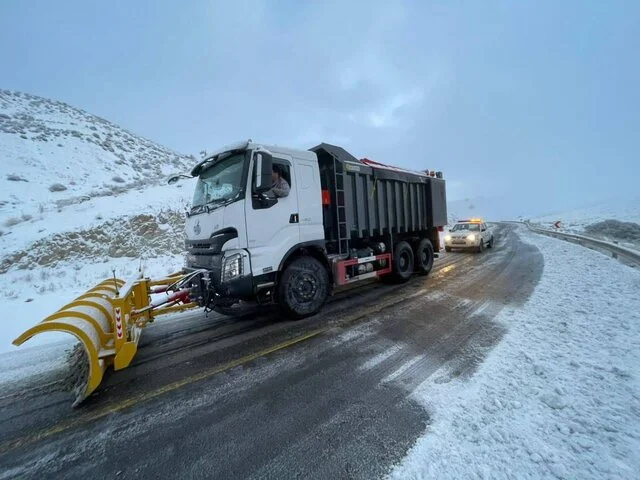۴۰ راهدار گلستان در آماده‌باش کامل؛ عملیات نفس‌گیر برف‌روبی و امدادرسانی در ارتفاعات!