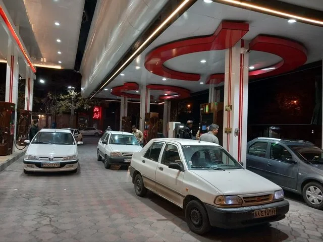 بازدید سرزده فرماندار ملایر؛ جایگاه‌های سوخت همچنان بدون وقفه و مشکل فعال‌اند