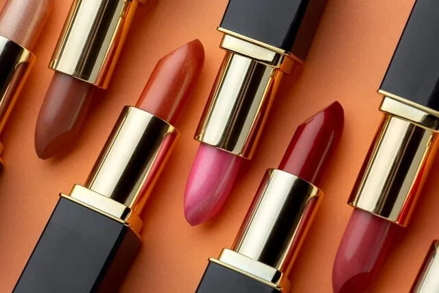 بلع ناخواسته رژلب؛ تهدید پنهان جذب فلزات سنگین در زنان!