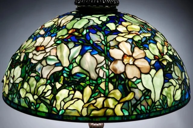 چراغ تیفانی ۱۱۰ ساله که رکورد ۴.۴ میلیون دلاری حراج را شکست!