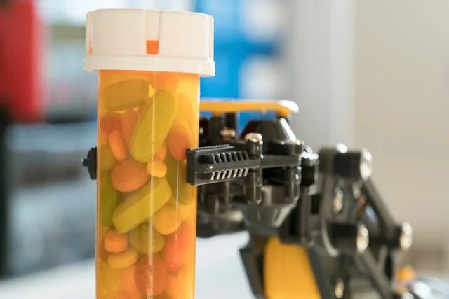 هوش مصنوعی در مسیر تجویز دارو؛ آیا به پزشکان جایزه می‌دهد یا خطا می‌کند؟