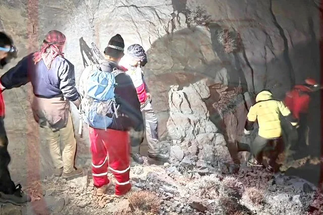 نجات معجزه‌آسا ۲ کوهنورد گرفتار در ارتفاعات مهریز پس از ۲۶ ساعت تلاش نفس‌گیر امدادگران