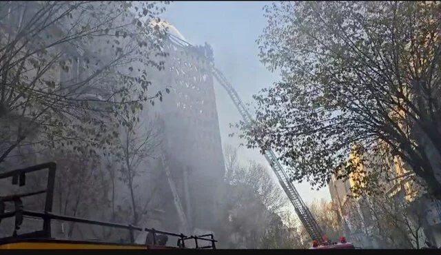 آتش‌سوزی مهیب در سینمای متروکه لاله‌زار؛ شعله‌ها چگونه مهار شدند؟