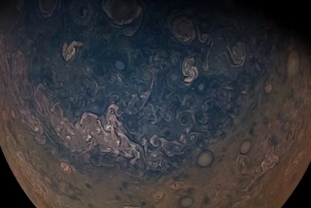 لحظه شگفت‌انگیز پرواز نزدیک فضاپیمای «جونو» بر فراز قمر یخی مشتری!