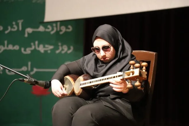 ریحانه نابینا چگونه تار را به صدای زندگی و درد تبدیل می‌کند؟