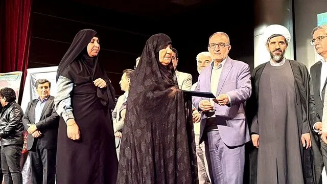 از خانواده شهید دانشجو برزو فروتنی در قالب طرح«یادیار» تجلیل شد