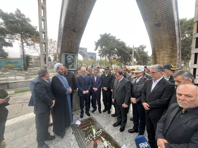 ادای احترام وزیر کشور به شهیدان گلستان؛ چراغ راه ملت همچنان می‌درخشد