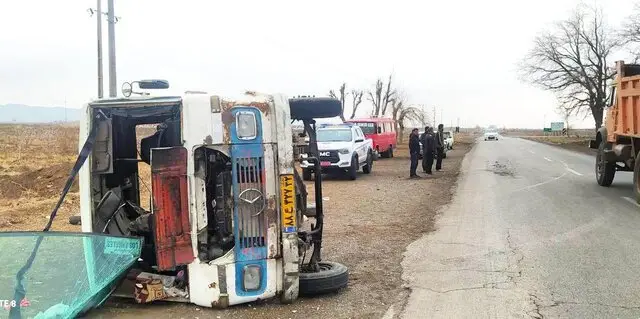 واژگونی وحشتناک مینی‌بوس دانش‌آموزان در جاده نیشابور-سبزوار با ۱۵ مصدوم!