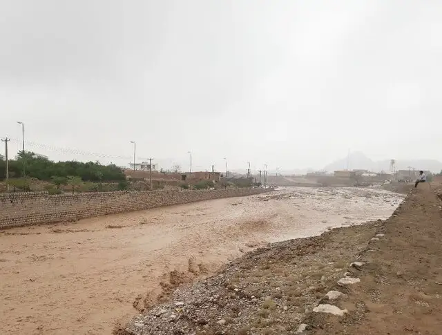 عنبرآباد در محاصره سیلاب؛ درخواست فوری تجهیزات سنگین و امدادی برای نجات روستاها