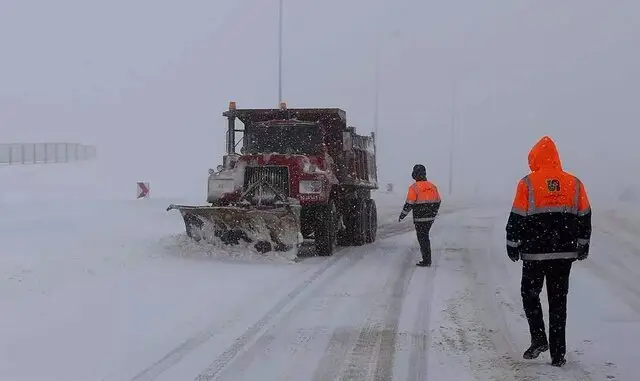 بارش سنگین برف مسیر سربیژن به راین را مسدود کرد؛ هشدار جدی به هم‌استانی‌ها!