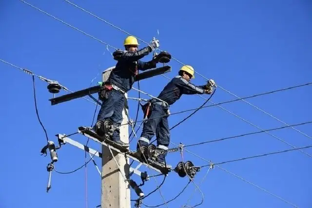 مدیرعامل برق هرمزگان خبر داد: برق ۴۰ هزار مشترک قشم تا ظهر امروز به‌طور کامل وصل می‌شود!