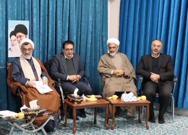 مجموعههای فرهنگی در قالب یک جبهه منسجم در مقابل دشمن وارد میدان شوند