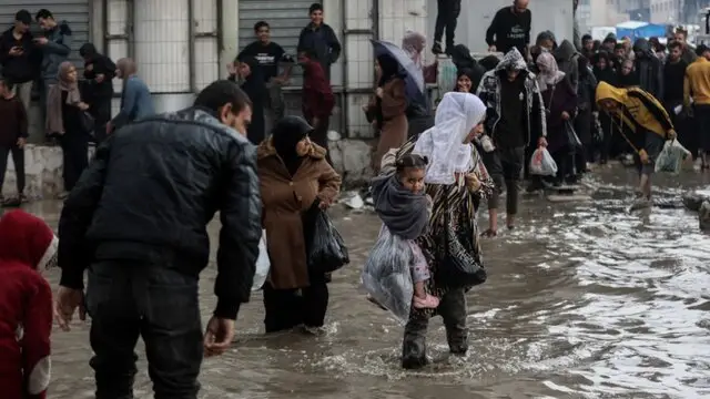 حملات هوایی، باران و سرما؛ نسل‌کشی صهیونیست‌ها در غزه ادامه دارد