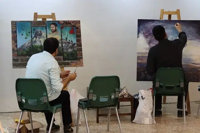 کارگاهی متفاوت در مسجد جامع شهرکرد؛ روایت هنرمندان از شهدای استان در قاب نقاشی