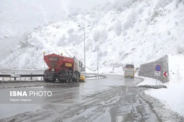 بارش سنگین برف در اردستان؛ راه‌های روستایی مسدود و خودروها گرفتار شدند!