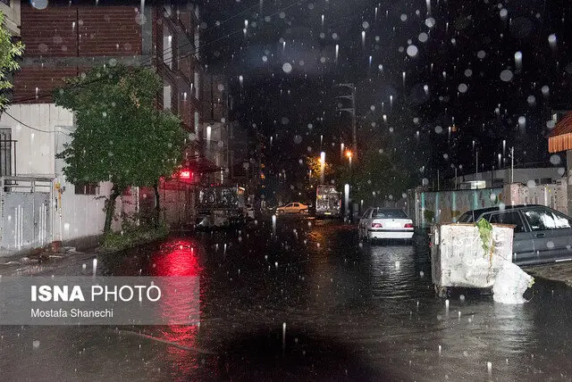 باران بی‌سابقه بندرعباس؛ خیابان‌ها زیر آب، برق در تاریکی فرو رفت!