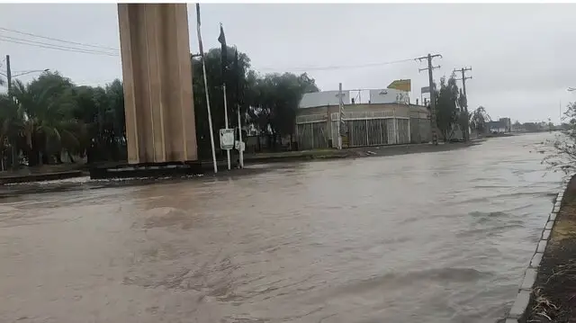 ورود آب به شهر بم پس از شکستن سیل‌بند روستای آدوری؛ تلاش بی‌وقفه نیروهای امدادی برای کنترل بحران