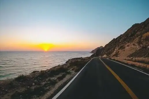 بازگشایی محور بندرلنگه-خمیر پس از ریزش کوه؛ تردد امن و بدون مشکل آغاز شد