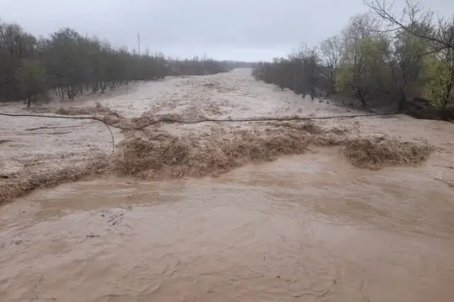 انسداد کامل راه‌های ۶ روستای لامرد؛ آب‌انبارها پر و مسیرها زیر آب رفتند!