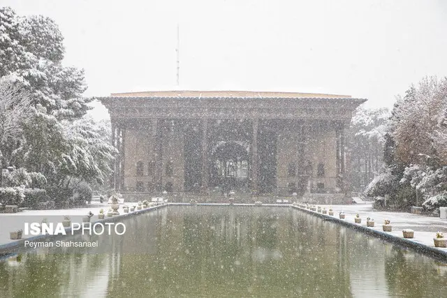 شروع فعالیت ادارات اصفهان با یک ساعت تأخیر در پی بارش‌های سنگین و کاهش دما