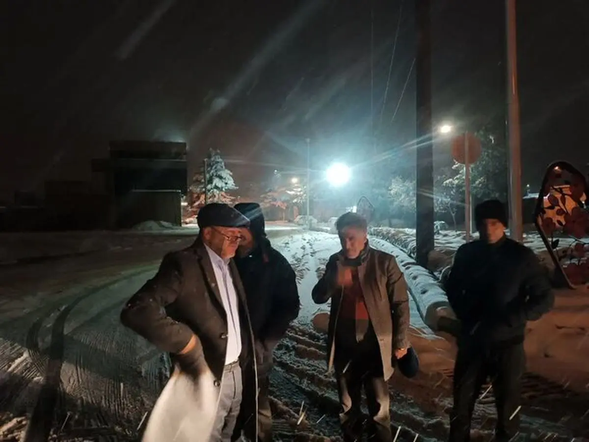 برف سنگین و کولاک شدید؛ ۳ جاده فریمان بسته شد و ۱۷ خودرو در برف گرفتار شدند!