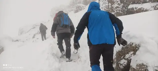 نجات معجزه‌آسا کوهنورد ۴۲ ساله در ارتفاعات برفی الوند با تلاش لحظه‌ای نجاتگران