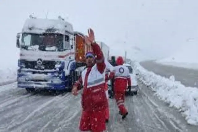 نجات معجزه‌آسا ۹۳ گرفتار برف و کولاک در خراسان شمالی توسط هلال‌احمر!