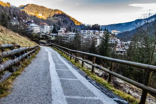 تصویر حیرت‌انگیز ناسا از خالکوبی خورشید روی جاده کوهستانی ایتالیا!