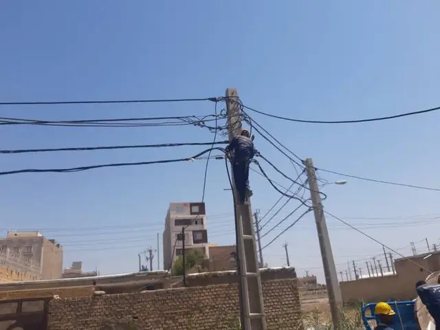 جمع‌آوری بیش از ۴۰۰ انشعاب غیرمجاز برق در آبادان؛ هشدار جدی به متخلفان!