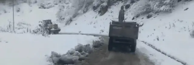 جاده‌های سوادکوه پس از بارش برف به سرعت بازگشایی شد؛ تلاش نفس‌گیر امدادگران تا آخرین روستا ادامه دارد