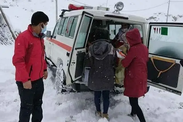 نجات نفس‌گیر دو مادر باردار گرفتار در کولاک شدید گردنه امین‌الله توسط هلال‌احمر