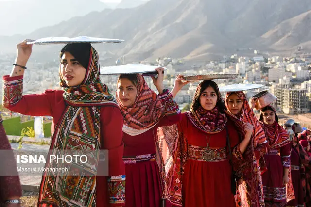 آیین شگفت‌انگیز سنگسری‌ها در اولین یلدای نامزدی؛ مهمانی خانوادگی و گره‌گشایی رازآلود