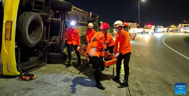 واژگونی وحشتناک اتوبوس در اندونزی؛ ۳۴ نفر بین کشته و زخمی گرفتار شدند!