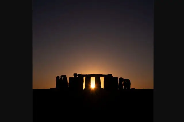 تصویر شگفت‌انگیز ناسا از غروب خورشید بر فراز استون‌هنج در طولانی‌ترین شب سال ۲۰۲۵