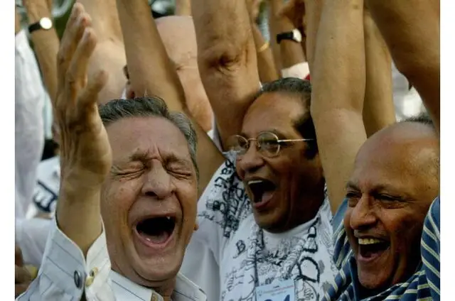 راز خنده بی‌وقفه: چگونه ۵ بار در هفته با یوگای خنده استرس را نابود کنیم؟