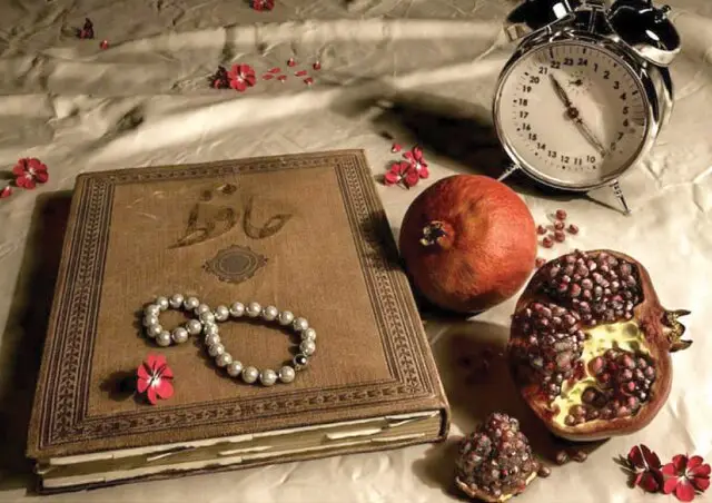 چرا دیوان حافظ روی میز یلدا فقط برای استوری است؟ مکثی که معنای شعر را گم می‌کند!