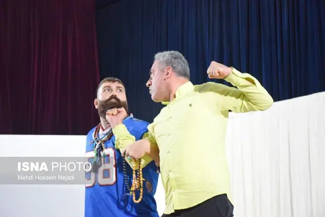 نمایش کمدی «سمیه با من است» در آستارا به روی صحنه رفت