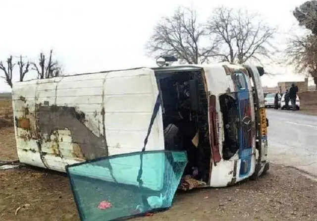 واژگونی مینی‌بوس دانش‌آموزان در ایوانکی؛ راننده چه غفلت بزرگی کرد؟