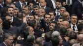 درگیری شدید نمایندگان پارلمان ترکیه؛ جلسه به حالت تعلیق درآمد!
